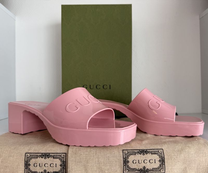 102612- GUCCI Rubber Sandal