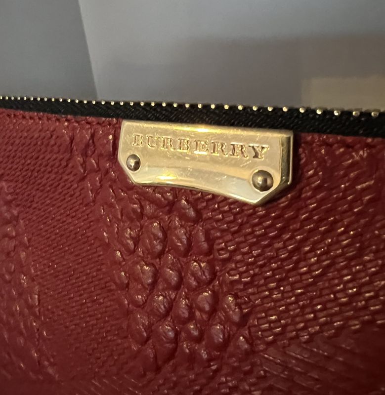101927 - Burberry clutch 
