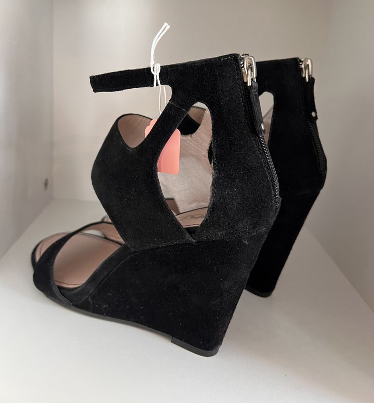 102526 - DKNY Black Suede Wedges