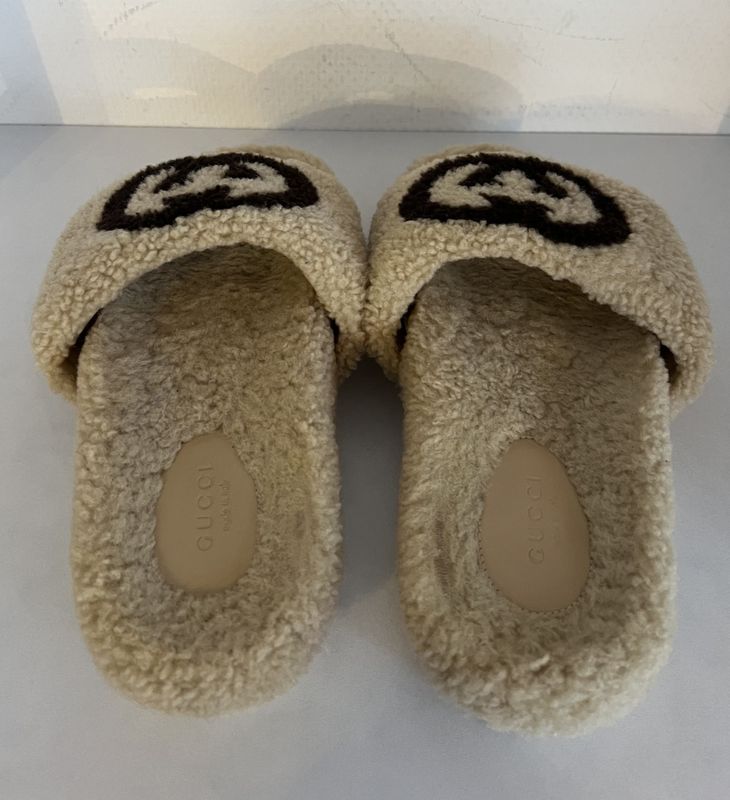 101937 - Gucci Shearling sandal
