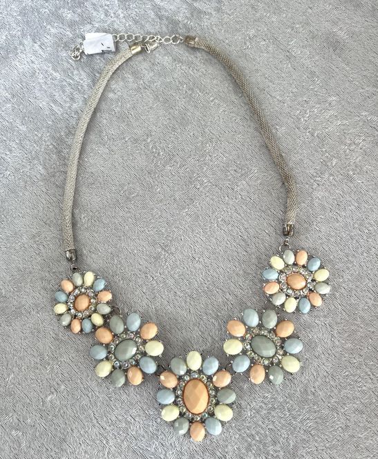 Hovedbilde 1635 - smykke i pastellfarger