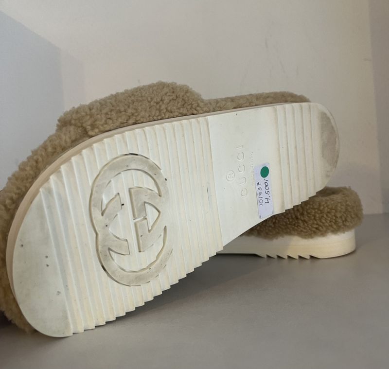 101937 - Gucci Shearling sandal